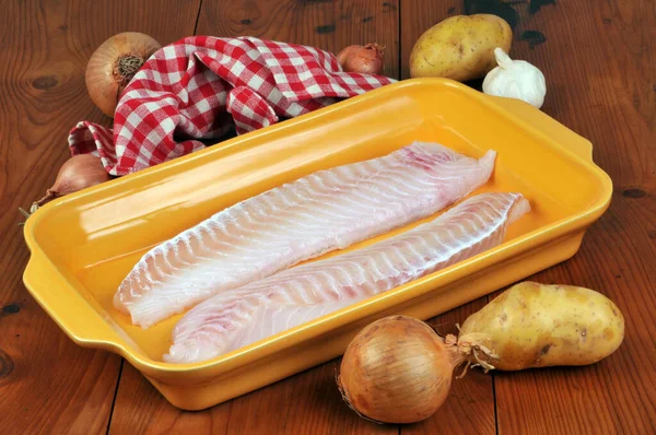 Filetes Bacalhau Cru Prato Cercado Por Legumes Close Fundo Branco — Fotografia de Stock