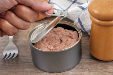 Bir ton balığı konservesi aç. Yakın çekim. 