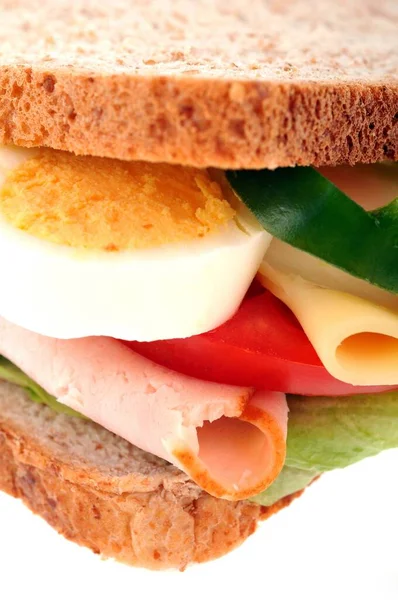 Домашній Бутерброд Бутербродним Хлібом Шинкою Сиром Овочами Крупним Планом — стокове фото