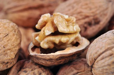 Cevizi diğer fındıklara yakın çekim aç