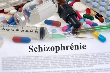 Şizofreni kelimesi Fransızca uyuşturucu ve şırıngalarla yazılmış.