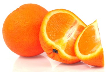 Beyaz arkaplanda turuncu kesim 