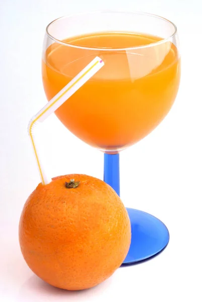 Begreppet Glas Färsk Apelsinjuice Närbild Vit Bakgrund — Stockfoto