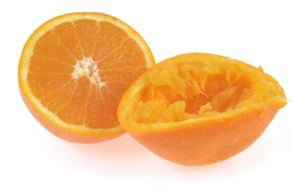 橙子切成两半 压在白色背景上的部分特写 — 图库照片