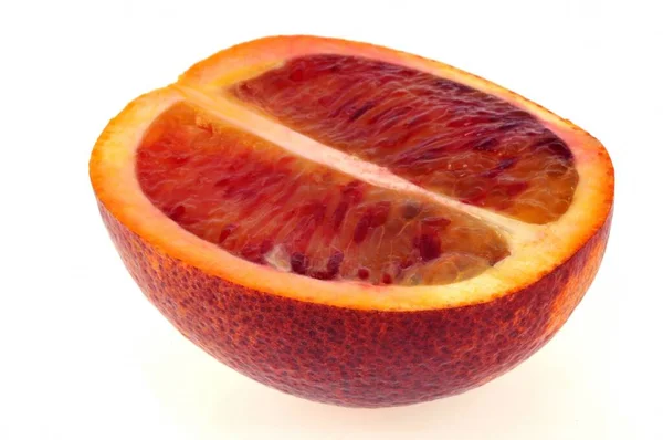 Mezzo Sangue Arancione Primo Piano Sfondo Bianco — Foto Stock
