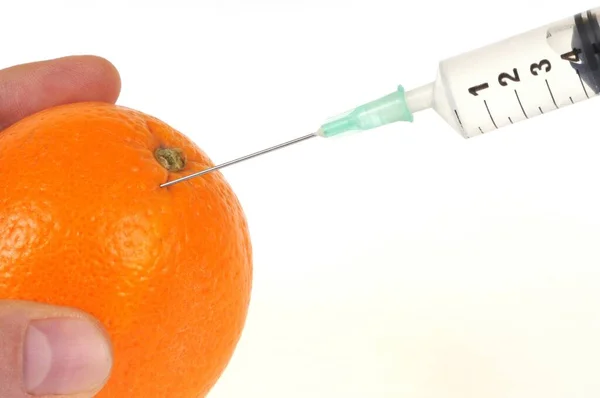 Pestizidbehandlungskonzept Mit Orange Und Spritze Nahaufnahme Auf Weißem Hintergrund — Stockfoto