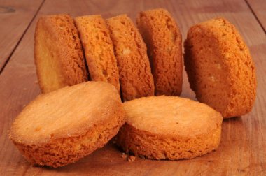 Breton kurabiyeleri üst üste yığılmış.