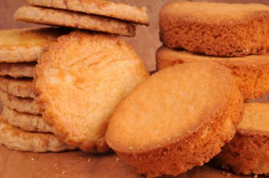 Breton kurabiyeleri üst üste yığılmış. 