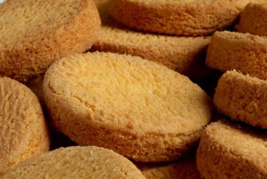 Breton kurabiyeleri üst üste yığılmış.