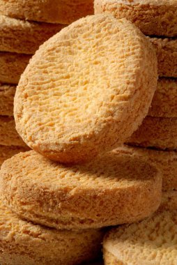 Breton kurabiyeleri üst üste yığılmış.