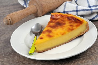 Pasta turtası tabakta servis edilir.