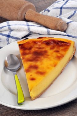 Pasta turtası yakın planda servis edilir.