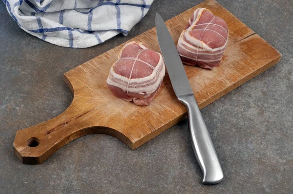 Paupiette Vitello Circondate Pancetta Tagliere Con Coltello — Foto Stock