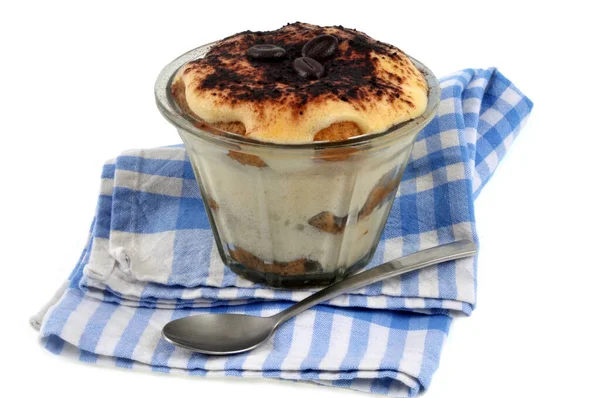 Tiramisù Fatto Casa Servito Ramekin Posto Tovagliolo Uno Sfondo Bianco — Foto Stock