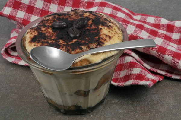 Tiramisù Fatto Casa Servito Ramekin Con Cucchiaio Vicino — Foto Stock