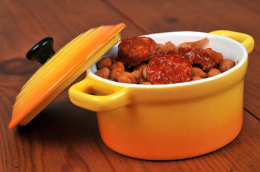 Nohut ve sucuk dilimleri tabağı.