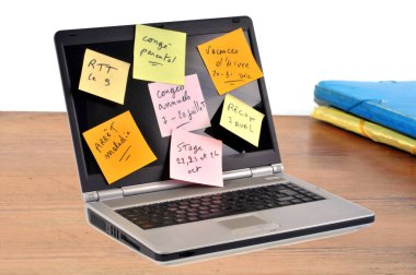 Bir masadaki dizüstü bilgisayarın ekranına mesajlar yapıştırıldı