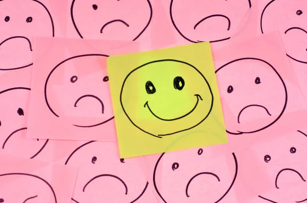 Radostný Koncept Usměvavou Tváří Nakreslenou Kusu Papíru Obklopeném Smutnými Tvářemi — Stock fotografie