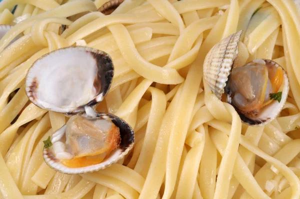 Pranzo Italiano Con Fettuccine Cockles Primo Piano — Foto Stock