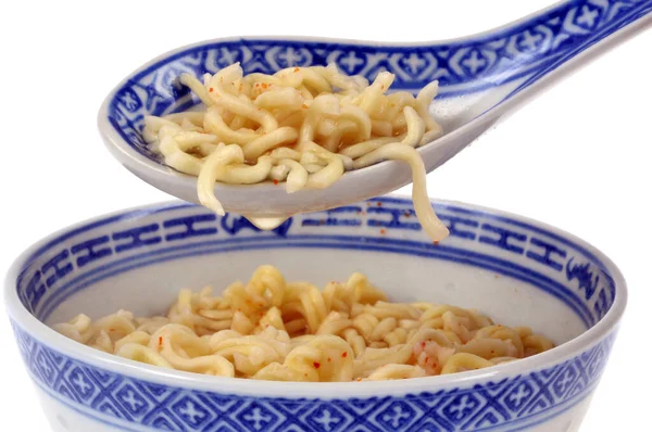 Μπολ Και Κουτάλι Της Κινεζικής Noodles Close Λευκό Φόντο — Φωτογραφία Αρχείου