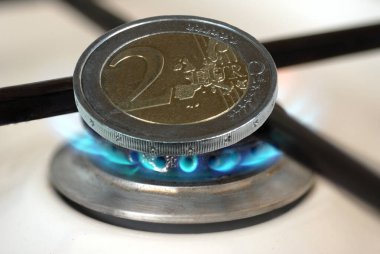 İki avroluk madeni parayla benzin fiyatı kavramı