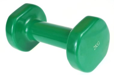 Beyaz arkaplanda iki kilo dambıl var.