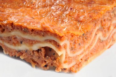 Ev yapımı lazanya dilimi. Yakın çekim.