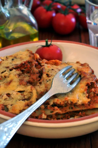 Scheibe Hausgemachte Lasagne Mit Gabel Auf Einem Teller Nahaufnahme — Stockfoto