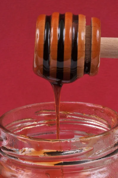 Honey Sked Närbild Röd Bakgrund — Stockfoto