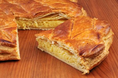 Galette des Rois 'in yakın çekim dilimi.