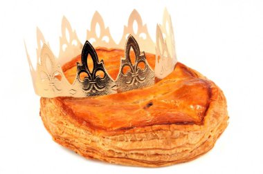 Galette des Rois ve tacı beyaz arka planda.