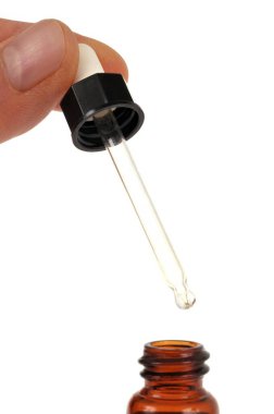 Bir ilaca yakın çekim pipetle ilaç vermek