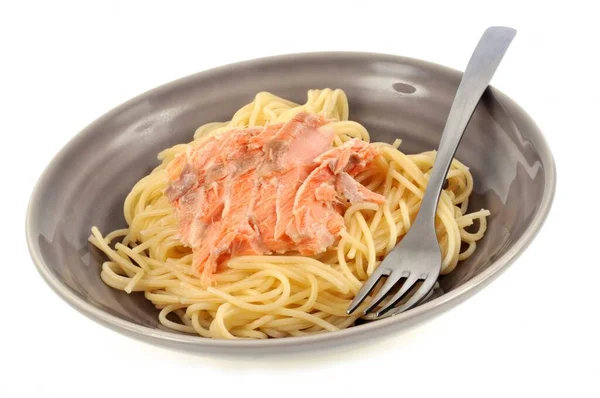 Assiette Spaghettis Saumon Gros Plan Sur Fond Blanc — Photo