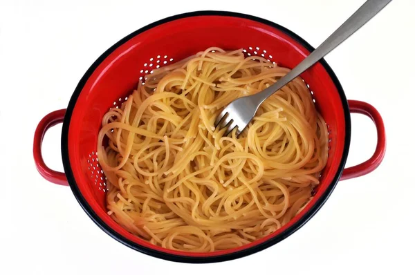 Špagetový Odkapávač Vidličkou Zblízka Bílém Pozadí — Stock fotografie