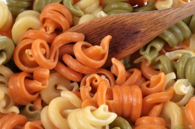 Tahta bir kaşıkla farklı renkte Trottoller.