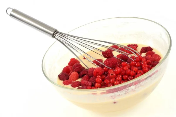 Preparación Pastel Bayas Rojas Una Ensaladera Con Batidor Cocina Sobre — Foto de Stock