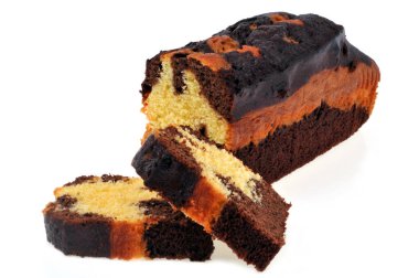 Beyaz arka planda mermer dilimlenmiş çikolata. 