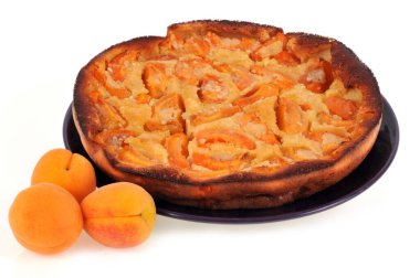 Kayısı pastası beyaz arkaplanda yakın plan