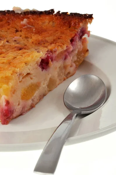 Tranche Gâteau Aux Fruits Dans Une Assiette Avec Une Cuillère — Photo