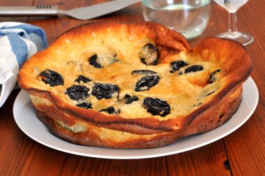 Yakın plan bir tabakta ev yapımı kuru erikli kek. 