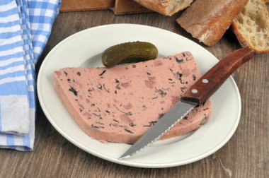 Karaciğer ezmesi, tabakta yer mantarı ve yakın plan bıçakla.