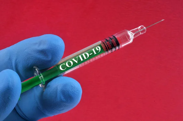 Concetto Vaccino Covid Con Siringa Fondo Rosso — Foto Stock