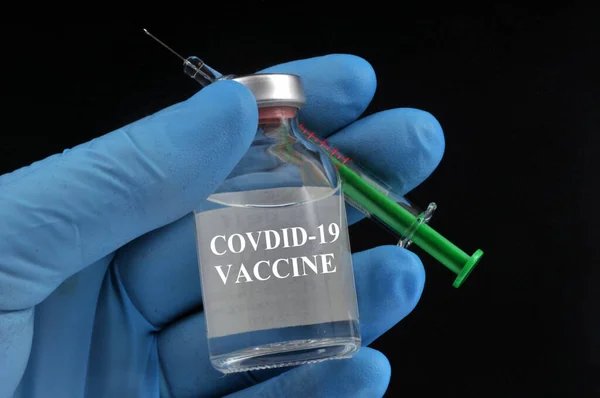 Concetto Vaccinale Covid Con Siringa Lattice Guantato Mano Fondo Nero — Foto Stock
