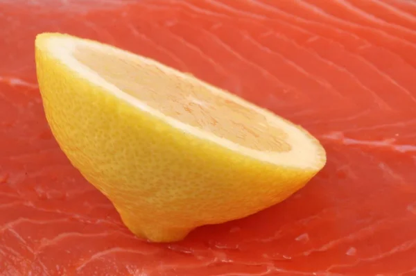 Tranche Citron Sur Saumon Cru Gros Plan — Photo