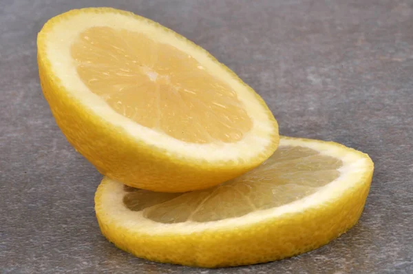 Zitronenscheiben Nahaufnahme Auf Grauem Hintergrund — Stockfoto