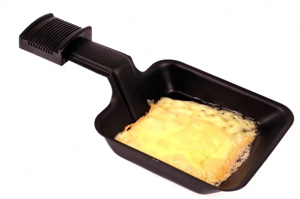 Skiva Smält Ost Raclette Skålen Närbild Vit Bakgrund — Stockfoto