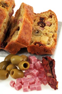 Beyaz arka planda yakın plan malzemeleriyle dilimlenmiş ev yapımı lezzetli pasta. 