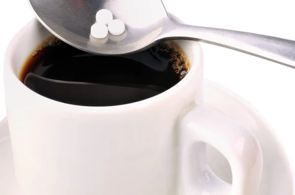 Bir Fincan Kahvenin Üstünde Kaşık Içinde Aspartam — Stok fotoğraf