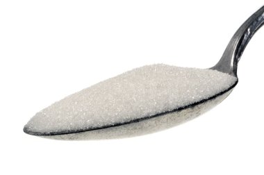 Beyaz arka planda yakın plan pudra şekeri kaşığı