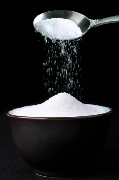 Выливание Сахарной Пудры Контейнер Крупным Планом Черном Фоне — стоковое фото